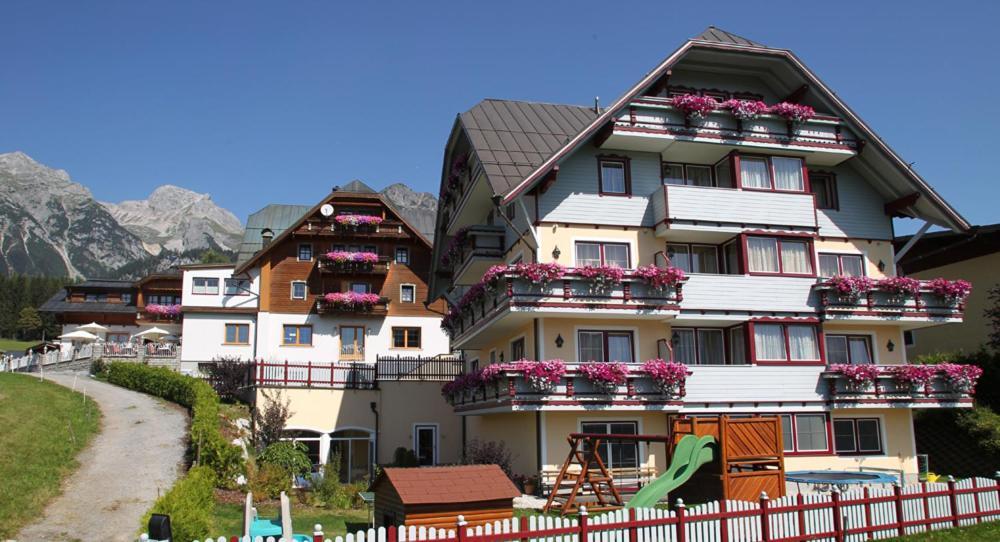 Hotel Neuwirt Ramsau am Dachstein Exterior photo